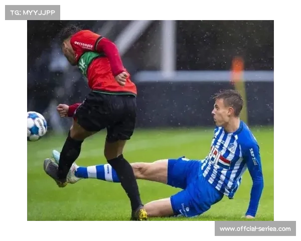 埃因霍温边后卫压上助攻易遭反击利用身后空档战术风险提示分析